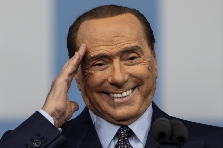 Berlusconi in terapia intensiva, seconda notte al San Raffaele